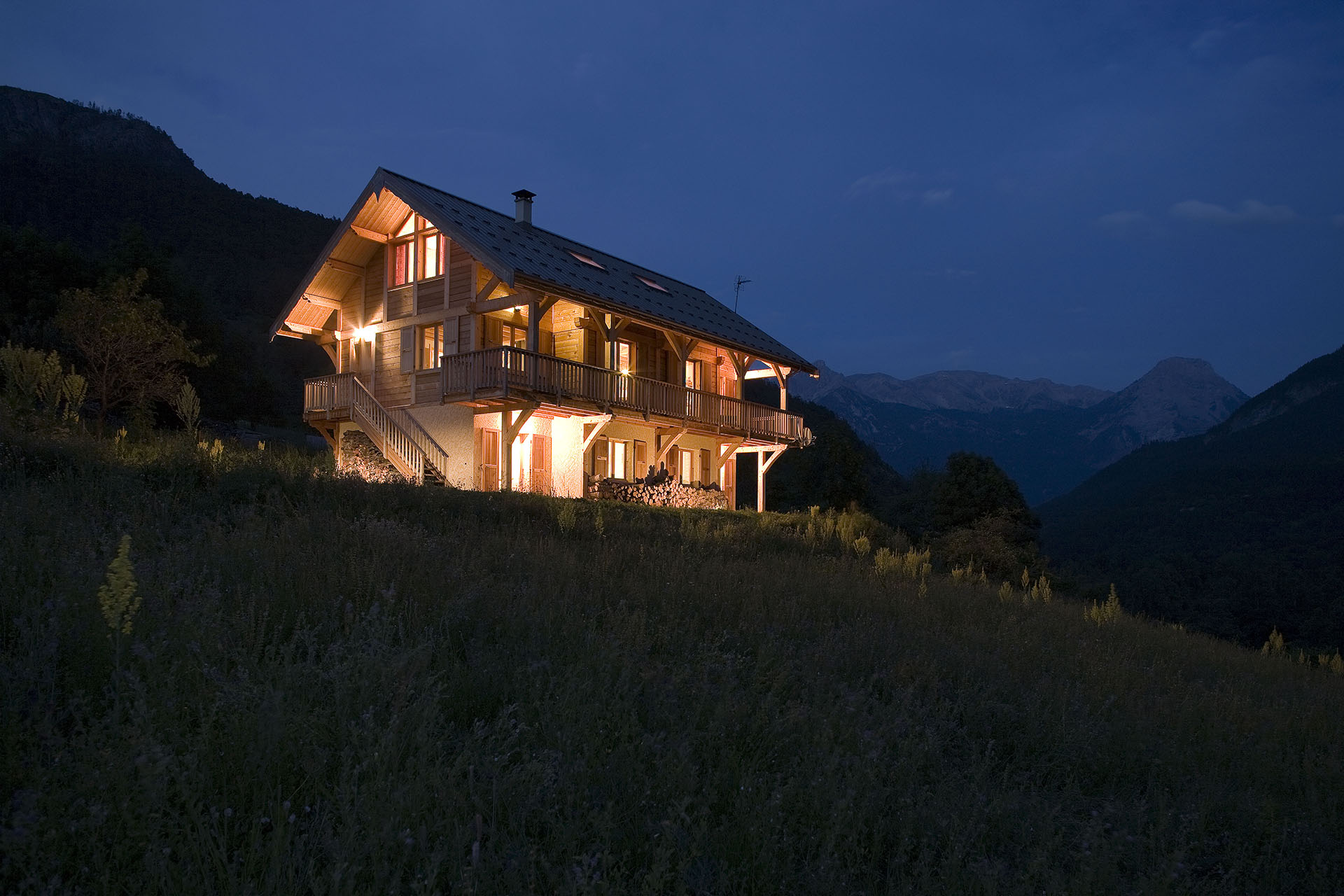 Night exterior of Chalet Gyronde